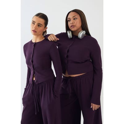 Dames DSGN Studio Ronde Hals Doorknoop Lange Mouw Top | Aubergine | Maat: XS