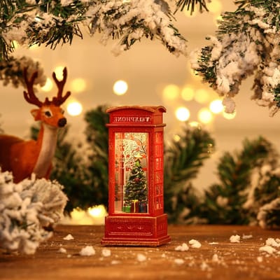 Sfeervolle sneeuwglobe lantaarn in telefooncel ontwerp, verlicht ornament voor kerstdecoratie en feestelijke gelegenheden