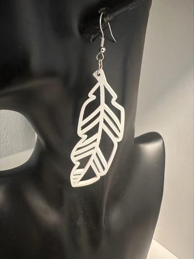 Witte houten oorbellen blad | Make up | Parfum | Moederdag | Verjaardagscadeau| Cadeautje| Valentijnsdag| Kado | sieraden | vaderdag | oorbellen | oorsieraden