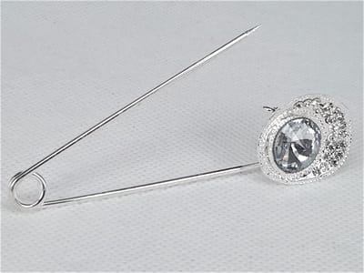 Speld, zilverkleur met grote zirkonia en omring door strass steentjes