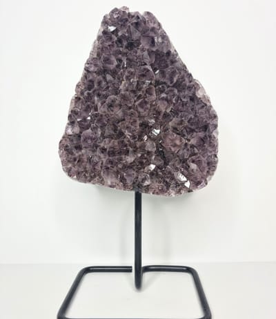 ThaleiaDesign - Amethist op standaard - Edelstenen en Mineralen - Kristallen - Spiritualiteit - Woondecoratie - statement - interieur - luxe - uniek