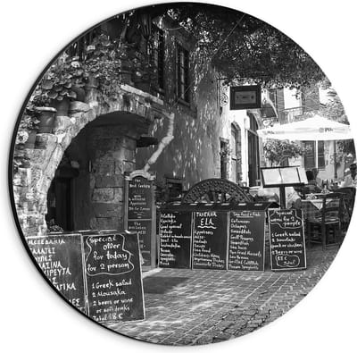 Dibond Wandcirkel - Dorpsplein in Kreta (zwart/wit) - 20x20cm Foto op Aluminium Wandcirkel (met ophangsysteem)