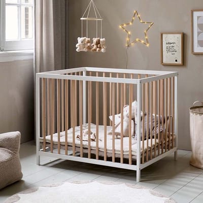Petite Amélie Babybox Hout 95x75 cm - In hoogte verstelbare playpen met gevoerde bodem - Vier wielen met remmen voor eenvoudige verplaatsing - Perfect voor elke ontwikkelingsfase van uw kind - Wit en Naturel - Nois Collectie
