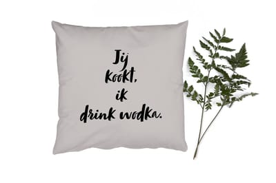 Sierkussens - Kussentjes Woonkamer - 50x50 cm - Taupe - Jij kookt, ik drink wodka - Quote