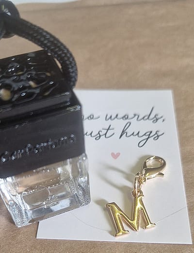 Autoparfum LUXOR by LETTER - M - Pockethug - 8 ml - Auto parfum | Car perfume | Autogeur | Autogeurtje | Parfum auto | Auto luchtje | Autoparfum houder | Autogeurtje | Autogeur | Car Perfume | Luchtverfrisser | Moederdag | Vaderdag | Vaderdag cadeau