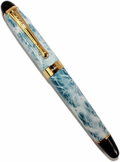 Lichtblauwe en witte patroon vulpen met gouden clip, medium schrijfdikte en elegant design