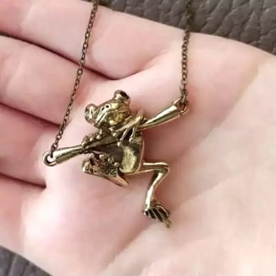 GoedeDoelen.Shop | Ketting Hanging Frog Gold | Kikker | Kikkerketting | Frog | Dierensieraad | Kikkersieraad | Amfibie | Fashion Statement | Goudkleurig |  Wellness-House