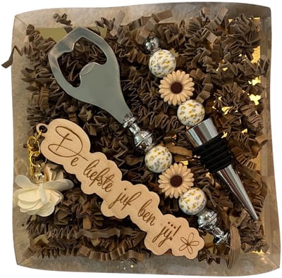 Set wijnstop, opener en sleutelhanger JUF | beige | cadeau | liefste juf | de liefste ben jij | einde schooljaar | topjuf | origineel cadeau