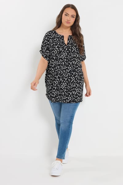 Yours Zwarte Top Met Abstracte Markeringen En Uitgesneden Halslijn Size 44