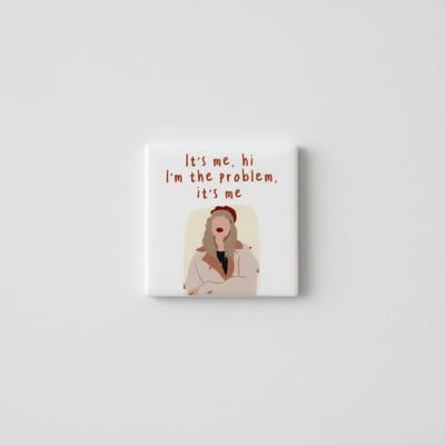 “It’s Me, Hi, I’m the Problem” Keramische Tegel – Grappige Popcultuur Quote Wanddecoratie – 15 × 15 cm