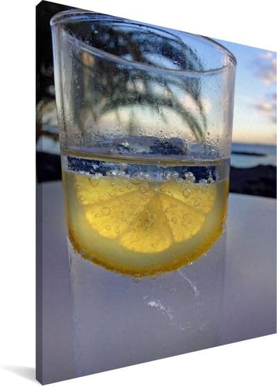 Gin en tonic op een tropisch strand Canvas 30x40 cm - klein - Foto print op Canvas schilderij (Wanddecoratie woonkamer / slaapkamer)