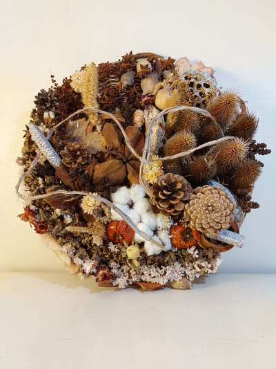 Geweldig schilderij of tafel schaal met div droogbloemen en zaadbollen 40cm diameter