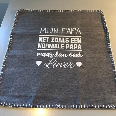 Kussen Kussenhoes met tekst bedrukt cadeau | mijn papa net zoals een normale papa maar dan veel liever | vaderdag maat 50x50 cm grijs met wit voor de liefste aanstaande vader geboorte baby zwangerschap aankondiging bekendmaking