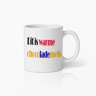 Warme Chocolademelk Mok – Kleurrijk Tekstontwerp – Gezellig Cadeau voor Drinkliefhebbers