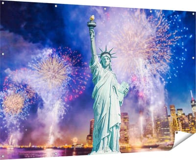 Gards Tuinposter Vrijheidsbeeld in New York met Vuurwerk - 180x120 cm - Tuindoek - Tuindecoratie - Wanddecoratie buiten - Tuinschilderij