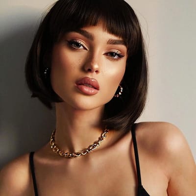 Natuurlijke Korte Bob Peruk met Pony voor Dames - Perfect voor Feestjes, Cosplay en Dagelijks Gebruik - Bruine Haarstijl