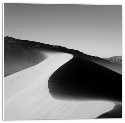 Forex - Zandheuvels in de Woestijn (zwart/wit) - 50x50cm Foto op Forex