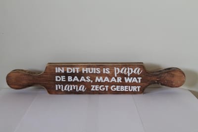 tekstbord "deegroller" in dit huis is papa de baas...