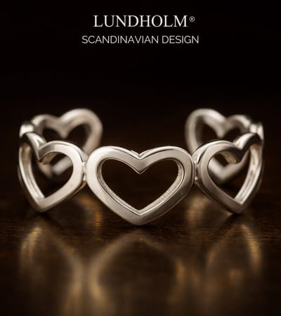Lundholm Ring Dames Zilver Kleurig – Vrouwen Cadeautjes – Premium Stainless Steel Jewellery Zilverkleurige Ring met Verbonden Hartjes – My Saksun Serie – One Size – Hypoallergeen & Waterproof – Inclusief Luxe Geschenkverpakking