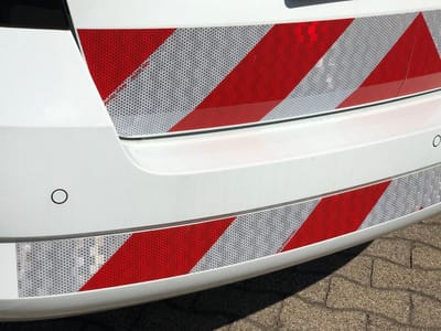 Chevron folie V-8000 Rood/Wit | Avery Dennison Rechtswijzend / 1220mm / 1m