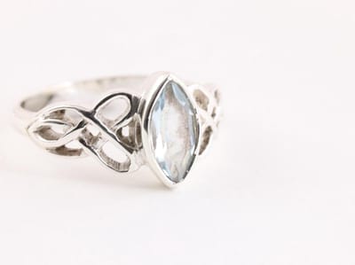 Fijne opengewerkte zilveren ring met blauwe topaas - maat 16