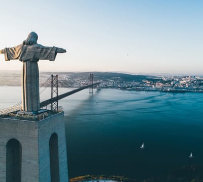 Cristo Rei waakt over de Portugese stad Lissabon - Fotobehang (in banen) - 250 x 260 cm