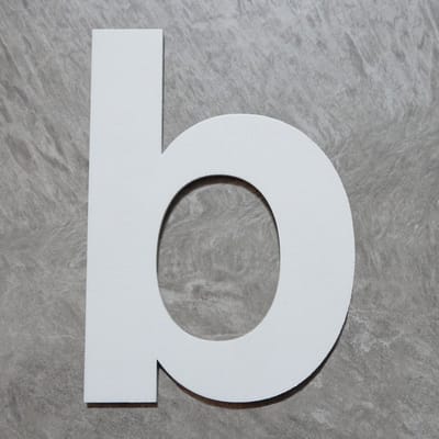 Logixbox - XXL - Huisletter WIT - b - Huislettersticker - ZELFKLEVEND - Plakt op: Blauwsteen, Staal, Plastic etc. - 2mm dik - 12cm