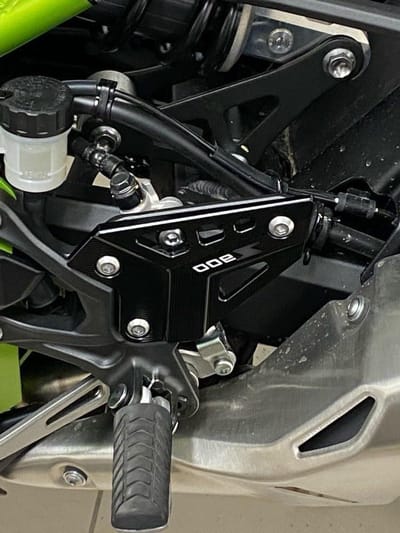 Motorfiets Voetsteunen - Hakbeschermer Plaat - Rijcomfort Verbeteren - CNC Aluminium - 1 Paar - Zwart