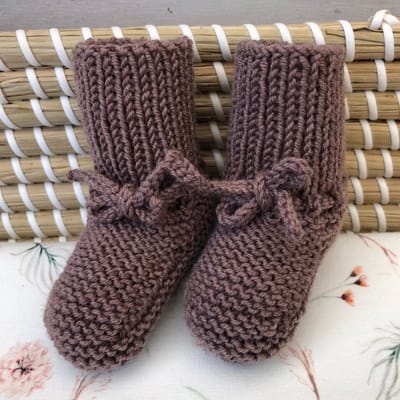 Gebreide babyslofjes - Kort - Donkerbeige - Merino Wol - Lovely Stitches