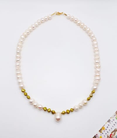 Jeannette-Creatief® - Parelketting - Zoetwaterparels - Collier Witte Zoetwaterparels & Olijfgroene Zoetwaterparels Gold - Olijfgroen - Olivegreen - Olijf - Parelketting - Ketting - Collier - Ketting met Parels - Zoetwaterparelketting - Moederdag