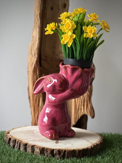 Konijn/paashaas met bloempot L Sammie fuchsia 24,5 cm hoog - cachepot - decoratief beeld of figuur - thema Pasen - lentecollectie - zomercollectie - cadeau - geschenk - voor binnen - decoratie - interieur - voorjaar
