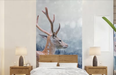 Behang - Fotobehang Winter - Hert - Dieren - Breedte 120 cm x hoogte 240 cm