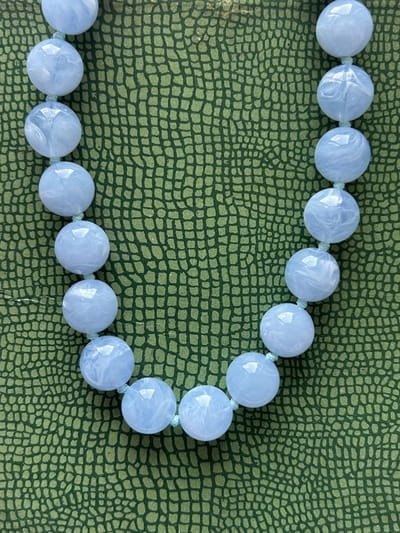 Blauwe statement ketting met ronde kralen - statement ketting - ketting met kralen - ketting - ketting blauw - blauwe ketting - bubble grote kralen ketting - green necklace - necklace green - lange ketting - kralen ketting - schakelketting