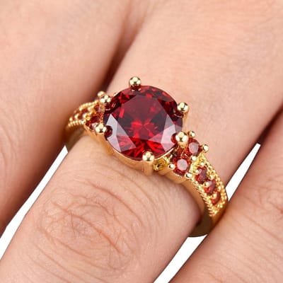 Rood ring dames met steen ronde snit klauwzetting zirkonia verjaardagsteen verlovingsring goudkleurig maat 6 solitaire ring met rode zijstenen