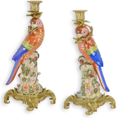 Porseleinen Papegaaien Kandelaren met brons - set van 2 - 36,3 cm hoog.