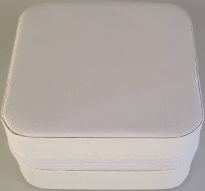 Ik ga op reis en ik neem mee dit compacte sieradendoosje 10x10x5cm. Op een handige en mooie manier je sieraden opbergen. Gemakkelijk met een rits af te sluiten. Leuk om voor uzelf te kopen of om cadeau te geven.