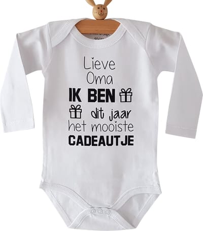 Rompertje met tekst Lieve Oma Ik ben dit jaar het mooiste cadeautje | lange mouw | wit zwart | maat 50-56 bekendmaking zwangerschap aanstaande baby jongen meisje unisex