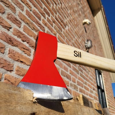 Bijl met gravering (naam, logo of leuke tekst)