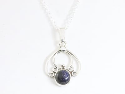 Fijne opengewerkte zilveren hanger met blauwe zonnesteen aan ketting