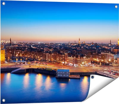 Gards Tuinposter Amsterdam Centrum in de Nacht - 80x60 cm - Tuindoek - Tuindecoratie - Wanddecoratie buiten - Tuinschilderij