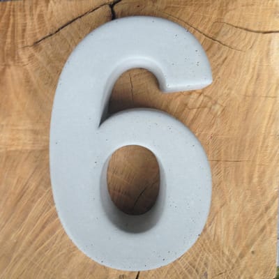 betonnen huisnummer 6, nummer zes van beton