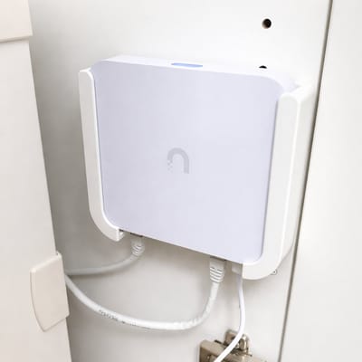Muurbeugel Geschikt voor Ubiquiti UniFi Cloud Gateway Ultra (UCG Ultra) – Wandhouder – Netwerk Accessoire – Router Mount – Strakke Kabelbeheer Oplossing – Wit