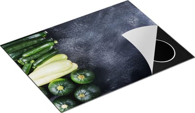 Chefcare Inductie Beschermer Courgettes op Zwarte Marmer - Groente - 70x50 cm - Afdekplaat Inductie - Kookplaat Beschermer - Inductie Mat