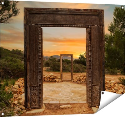 Gards Tuinposter Cale Llentia Deur Opening in Ibiza - 100x80 cm - Tuindoek - Tuindecoratie - Wanddecoratie buiten - Tuinschilderij