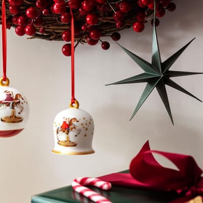 STAR&STER Annual Christmas Edition 2024 – Kerstbel Ornament – Luxe Kerstboomversiering van Premium Porselein – Verzamelobject 6 x 6 x 7 cm