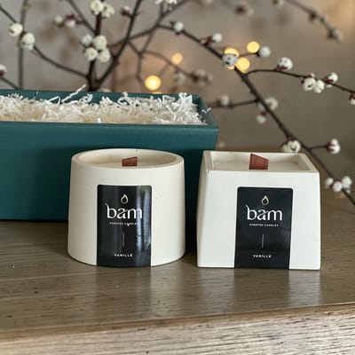 BAM Geschenkmand met 2 Vanille Geurkaarsen van Zonnebloemwas – Luxe Cadeauset – 30 Branduren – Handgemaakt - Houten wiek