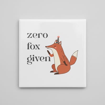 “Zero Fox Given” Grappige Vos Tegel 15×15 cm – Humoristische Dierenquote Keramische Wanddecoratie & Cadeau