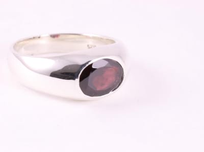 Hoogglans zilveren ring met granaat - maat 18