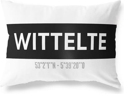 Tuinkussen WITTELTE - DRENTHE met coördinaten - Buitenkussen - Bootkussen - Weerbestendig - Jouw Plaats - Studio216 - Modern - Zwart-Wit - 50x30cm