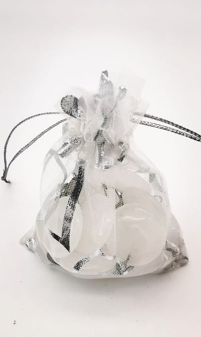 50 x - Organza zakjes -  wit met zilver hartjes  - satijnbandsluiting  - 9 x 7 cm – Sieradenzakjes – Cadeau zakjes – Bedankt  –  Uitdeelzakjes